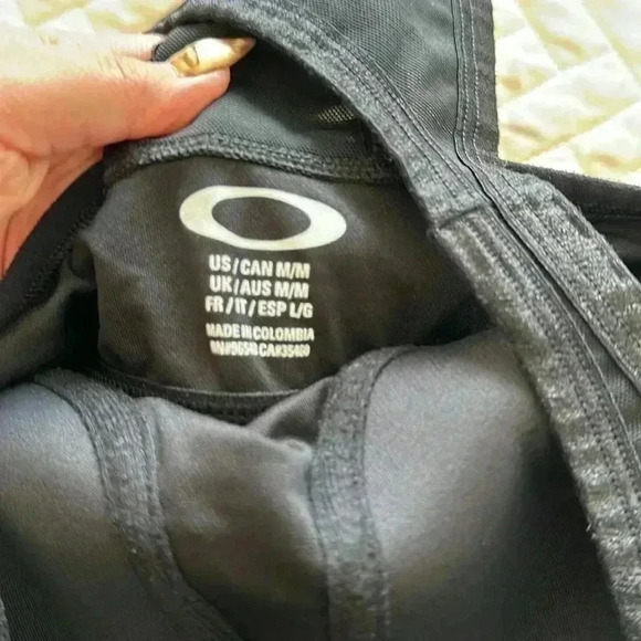 Oakley - Picture 3 of 4